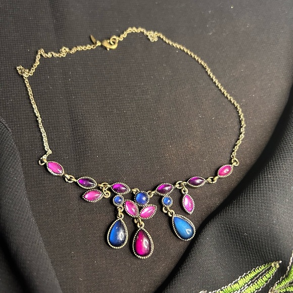 AVON SAQ VTG Brass tone metal necklace with multi colored pendants. - Picture 5 of 6